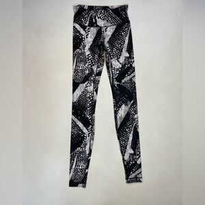 LULULEMON Wunder Under Leggings Women Size 2 Pattern Black White